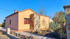 dom na środku ogrodu w obiekcie Casa Nisamarita by Sea You There Fuerteventura w mieście Lajares