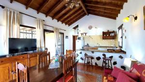 Telewizja i/lub zestaw kina domowego w obiekcie Casa Nisamarita by Sea You There Fuerteventura