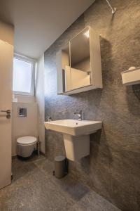 La salle de bains est pourvue d'un lavabo, de toilettes et d'un miroir. dans l'établissement City Center apartament “MARTA”, à Varna