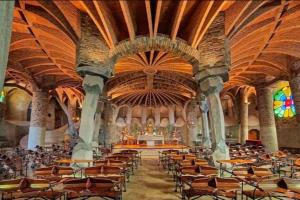 uma grande sala com mesas e cadeiras numa igreja em Babu Home Bcn em Santa Coloma de Cervelló