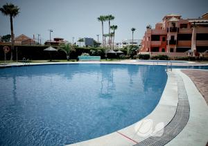 een groot zwembad in het midden van een gebouw bij PUSHE Penthouse Playa Granada Beach & Golf 2 in Motril