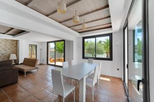 - une salle à manger avec une table et des chaises dans l'établissement Villa Mateos, à Ronda