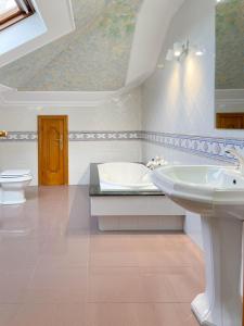 a bathroom with a sink and a tub and a toilet at Villa Remoan in Vilagarcia de Arousa