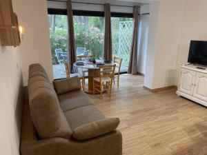 un soggiorno con divano e tavolo di Appartement résidence vacances amandier a Arles