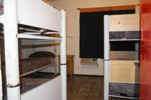 سرير بطابقين أو أسرّة بطابقين في غرفة في Hostel Int Mendoza