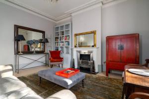 ロンドンにあるStunning Flat in Little Venice Opposite the Canalのリビングルーム(ソファ、暖炉付)