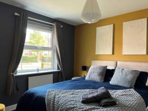 Postel nebo postele na pokoji v ubytování Large 4 Bedroom 3 Bathroom Town House with Secure Parking by Amazing Spaces Relocations Ltd