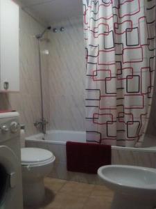 a bathroom with a toilet and a shower curtain at Apartamento 1ª línea de playa!!! in Cambrils