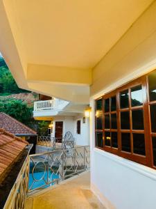 een balkon met uitzicht op een huis bij Scan House Apartment in Karon Beach