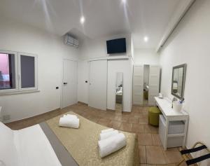 een witte badkamer met een wastafel en een spiegel bij la Maison del Mas Gold in Elmas
