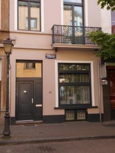 - un bâtiment avec une porte noire et un balcon dans l'établissement Aparthotel Midi Residence, à Bruxelles