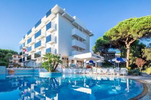 Blick auf das Hotel vom Pool aus in der Unterkunft Hotel Ambassador Meuble in Lignano Sabbiadoro