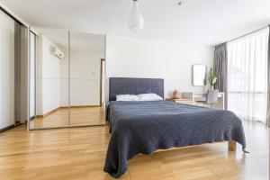シュヴェントイにあるToVa Apartamentaiのベッドルーム1室(ベッド1台付)