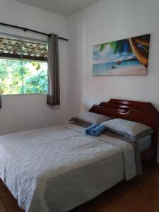 Schlafzimmer mit einem Bett und einem Fenster in der Unterkunft Estadia cipó in Serra do Cipo