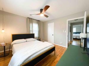 um quarto com uma cama e uma ventoinha de tecto em Entire Home in Gallatin - 29mi to Downtown Nashville or Lyft em Gallatin
