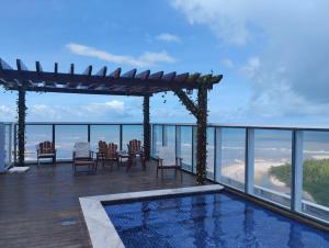 uma piscina numa varanda com vista para o oceano em Paiva Home Stay Aptº temporada no Recife