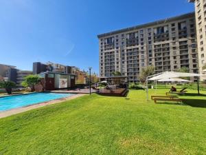 um parque com piscina e um grande edifício em Westpoint Executive Suites, Sandton, Johannesburg em Joanesburgo