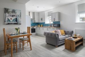 uma sala de estar com um sofá e uma mesa em NEW Romantic, dog friendly hideaway, Snowdon views em Caernarfon