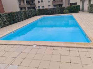 Bazén v ubytovaní Splendid T2 Piscine en été avec terrasse, Airbus et Aéroport alebo v jeho blízkosti