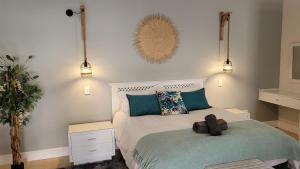 1 dormitorio con 1 cama y 2 luces en Pelican Cottage - 800m from Beach & Yacht School en Hout Bay