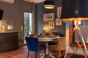 - une salle à manger avec une table et des chaises dans l'établissement Villa Sophia by ALMA Holiday Rentals, à Caniço