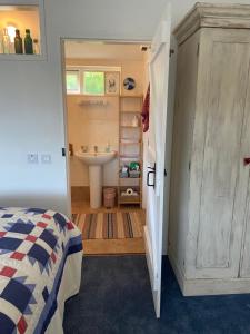 Postel nebo postele na pokoji v ubytování Barrow Harbour studio apartment