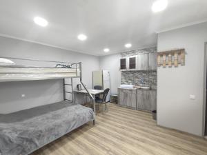 una stanza del dormitorio con un letto a castello e una cucina di Ananuri Cottages a Ananuri