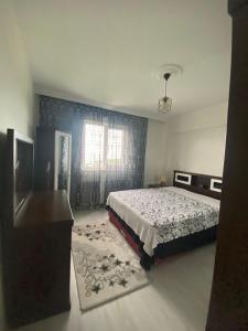 Un pat sau paturi într-o cameră la Tosunoğlu Home