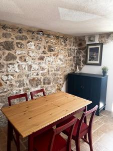 Cette chambre dispose d'une table et de chaises en bois. dans l'établissement House Riva, à Pirovac