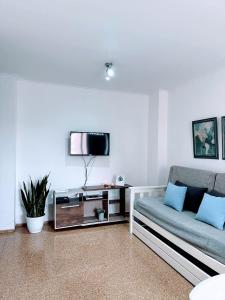 een woonkamer met een bank en een flatscreen-tv bij El mejor Dpto en Nva Cordoba al alcance de todo!! in Cordoba