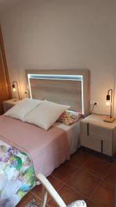 um quarto com uma cama, uma cadeira e uma mesa de cabeceira em Apartamento rural Ca La Rumbeta en La Fresneda em La Fresneda