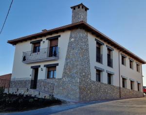 a large white building with a chimney on it at Casa Rural Villa Cárcavas in Maello