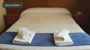 Postel nebo postele na pokoji v ubytování Hostal Millán