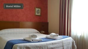 Postel nebo postele na pokoji v ubytování Hostal Millán