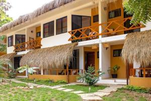 a building with thatched roofs and a resort at Casa Yoo Bigu Mazunte in Mazunte