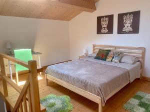 ein Schlafzimmer mit einem Bett und einer Holztreppe in der Unterkunft Il Borghetto di Gigi in Catania