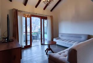 sala de estar con sofá y mesa en Villas de Yanahuara en Ollantaytambo