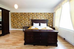 萊斯特的住宿－Leicester Gem - Beautiful 4BD Home with Garden，一间卧室配有一张带木制梳妆台的床