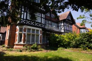 ein altes Schwarz-Weiß-Haus mit Garten in der Unterkunft Leicester Gem - Beautiful 4BD Home with Garden in Leicester