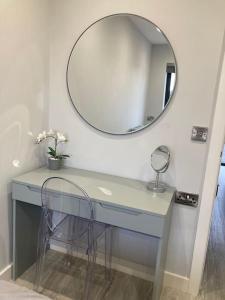 Bathroom sa Luxury Canalside Apartment with Hot Tub