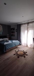 1 dormitorio con cama y alfombra en el suelo en Spartines home, en Votsi