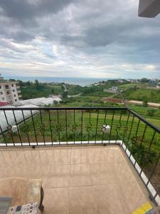 balcone con vista su un campo e sull'oceano di Tosunoğlu Home ad Akyazı