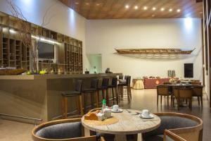 Un restaurante con mesas y sillas y un bar. en Hotel y Cabañas Hornitos - Caja Los Andes, en Hornitos 32 fotos más