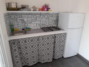 uma cozinha com um fogão e um frigorífico branco em bbsulmarecom em Porto Empedocle