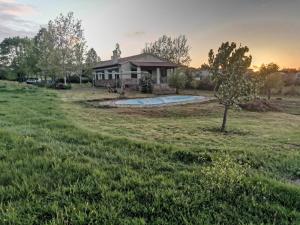 uma casa no meio de um campo em La casa de la parcela em Piedrahita