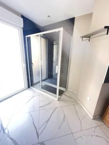 een lege kamer met een glazen douche in een kamer bij Vigneulle - 3 Chambres - 6P - Grand Balcon - Proche gare in Metz