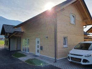 ein vor einem Haus geparkt in der Unterkunft Felsenfest Cottage in Kötschach