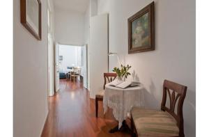 ローマにあるB&B Colori di Romaのテーブルと椅子、リビングルームが備わる客室です。