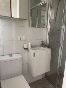 bagno bianco con servizi igienici e lavandino di Beach-Goretti House a Mairena del Aljarafe