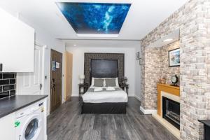 um quarto com uma cama e uma parede de tijolos em W6 Hotel em Londres